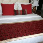 Hotels: Red Hot Bed Runner With Cushion Cover